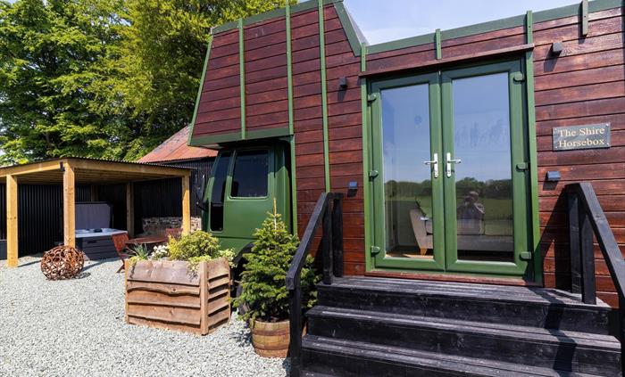 One of a kind, luxury converted horse lorry with private covered hot tub and amazing views.